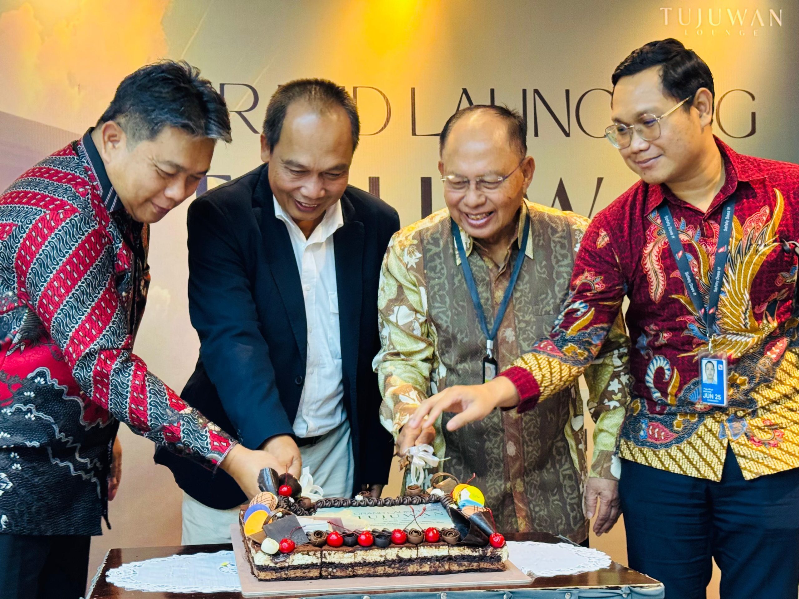 (Kiri ke kanan) Presiden Direktur PT Jasa Angkasa Semesta (JAS) Nazri Othman, CEO Regional II PT Angkasa Pura Indonesia Wahyudi, Presiden Komisaris JAS Herman Prayitno, dan Ketua Airline Operator Committee (AOC) I Putu Wirya Santana pada saat peresmian tampilan baru Tujuwan Lounge di Bandara Internasional I Gusti Ngurah Rai Bali, Selasa (7/1).